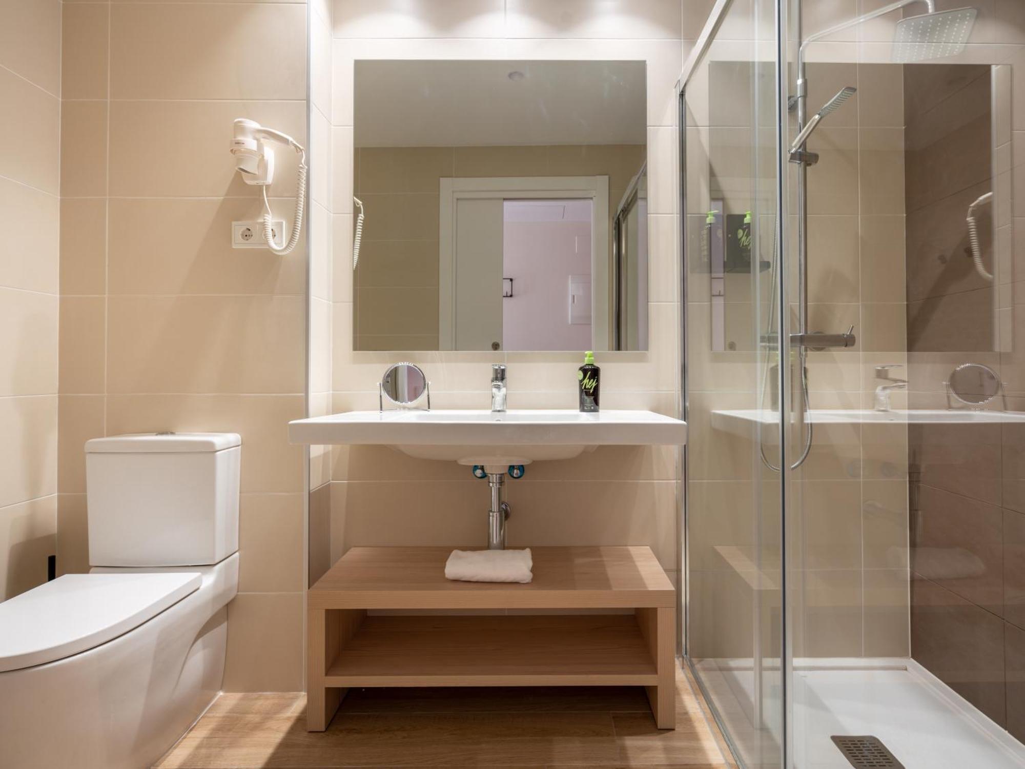 Limehome Carrer De Besalu 82 Hotel *